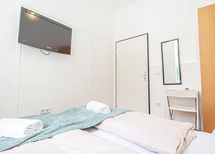 Elegant Private Near Danube With Garden Access *