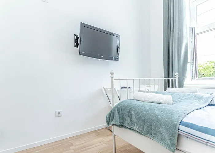 Elegant Private Near Danube With Garden Access *