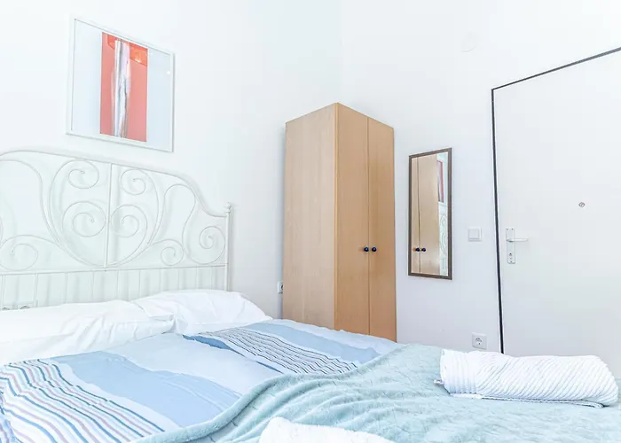 Elegant Private Near Danube With Garden Access Apartamento